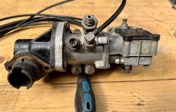 Pompe doseur essence Triumph TR5-TR6 – Image 3